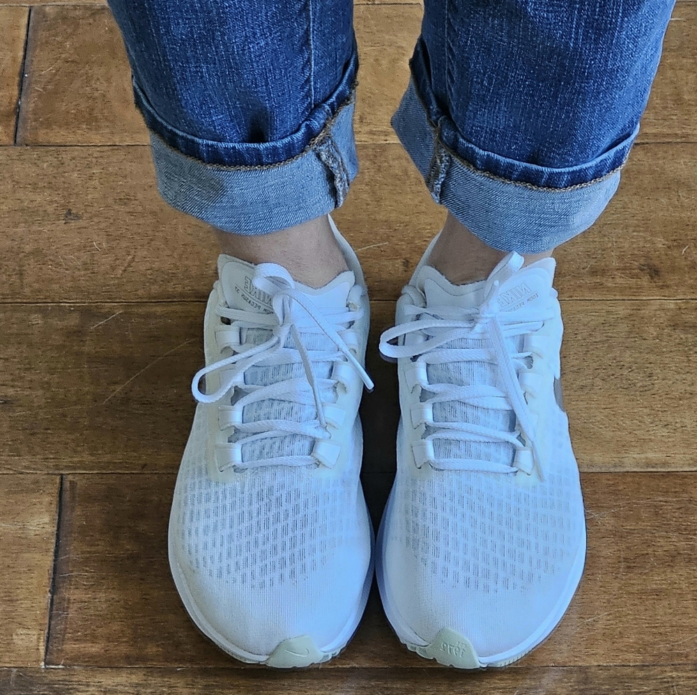Womens Nike Air Zoom Pegasus 37, white and silver size 7.5